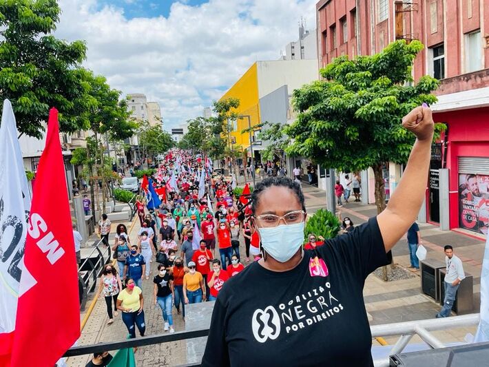 Essa é Romilda Pizzani liderança negra em manifestação em Campo Grande. Foto: TEZ 