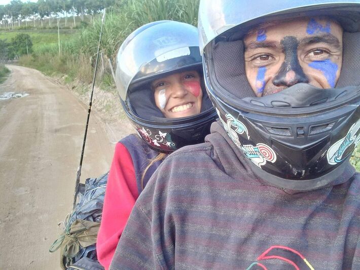 Tiago e a namorada Jennifer percorreram o Brasil de moto, durante oito meses e treze dias.  Foto: Redes sociais | Reprodução