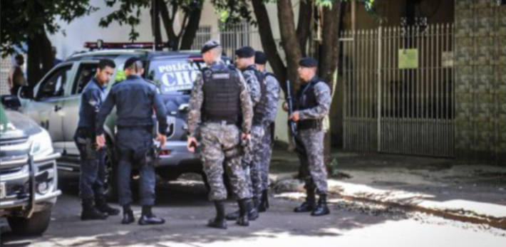 Foto dos PMs na rua em que Marcelo foi alvejado. Imagem capturada pelo fotojornalista Henrique Arakaki do MidiaMax.  