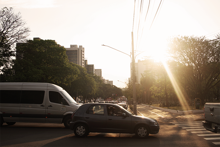 Veículos circulam no Centro de Campo Grande. Foto: Tero Queiroz