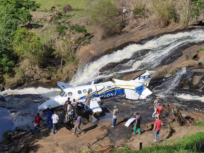 O avião que levava a cantora sertaneja Marília Mendonça caiu na tarde desta sexta-feira (5/11) em Piedade de Caratinga, em Minas (foto: CBMMG/Divulgação )