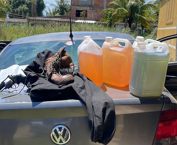 Policia apreendeu quatro galões de combustível que seriam usados no homicídio