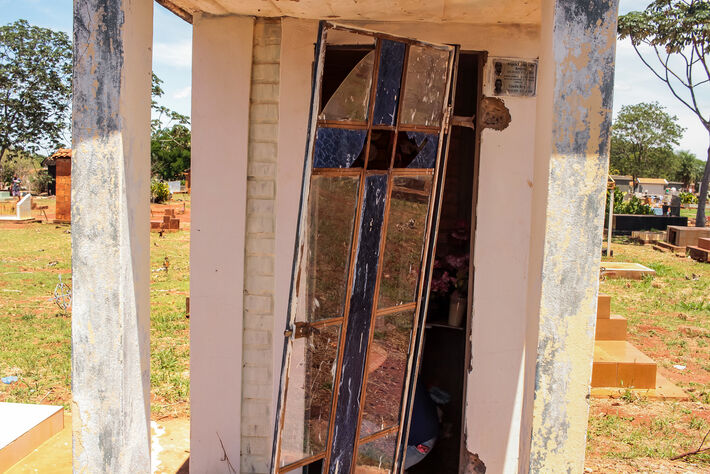 Maria Benitez se deparou com a casinha sobre o túmulo dos pais com a porta arrancada. Foto: Tero Queiroz