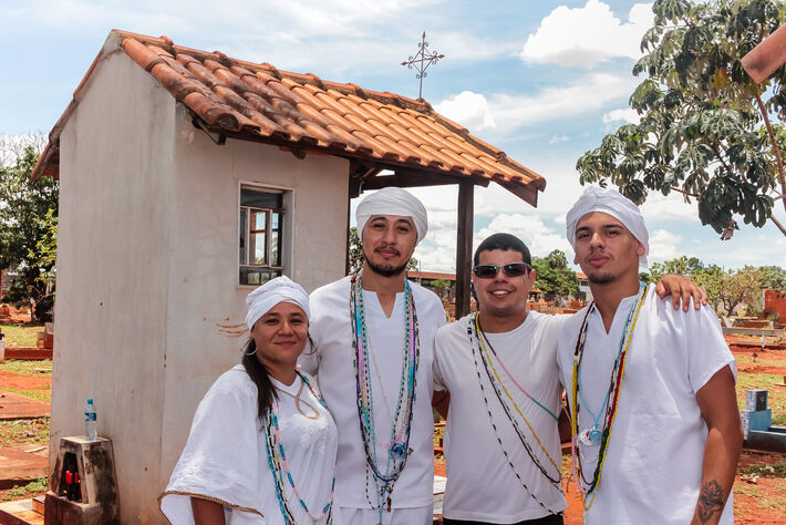 Da direita para a esquerda  Sidiney Barbosa, de 23 anos, filho de Vovô Benedito, Daniel Costa, de 23, filho de Pai Joaquim, João Evandro Esquiavel, de 31, filho de pai Antônio e Daniellen Esquiável, de 26, filha de Vovó Francisca.  Foto: Tero Queiroz