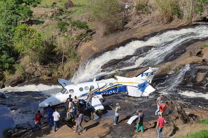 Avião caiu em cachoeira. 