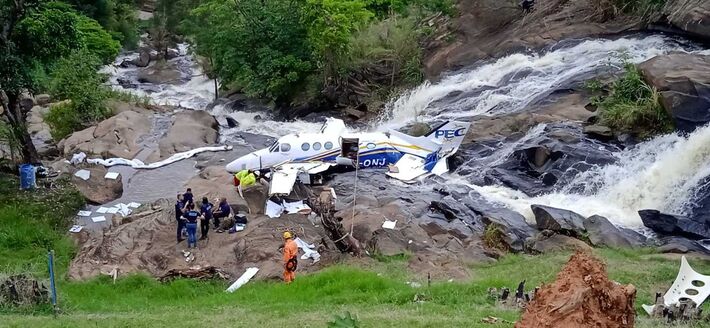 Avião caiu perto de cachoeira em Piedade de Caratinga, MG. Foto: Reprodução