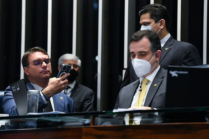 O senador Flávio Bolsonaro (PL-RJ) e o presidente do Senado Federal, senador Rodrigo Pacheco (PSD-MG). Foto: Jefferson Rudy/Agência Senado