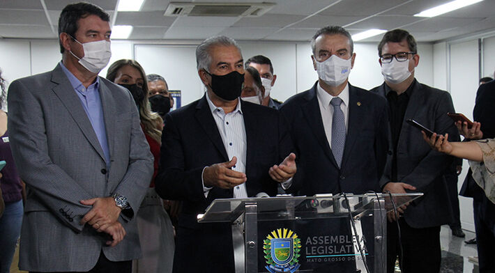 Governador Reinaldo Azambuja (C), acompanhado do secretário Eduardo Riedel (E) e do presidente da Assembleia, deputado Paulo Corrêa (D). Foto: Chico Ribeiro