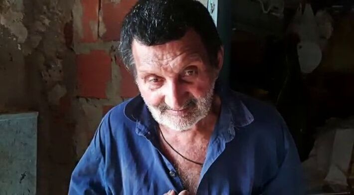 João Alves Nascimento Filho, de 71 anos, passou a noite sobre uma escada, quase submerso e salvou apenas os documentos. Foto: Reproduzida na CNN 