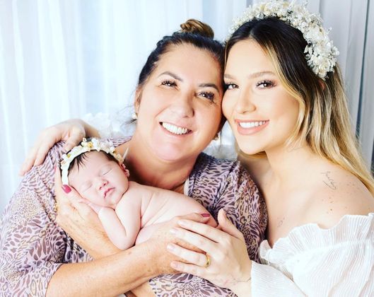 A influenciadora Virginia ao lado de sua mãe e sua filha