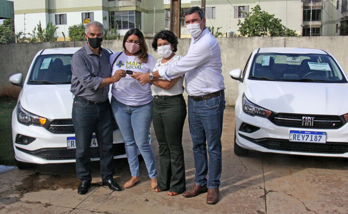 Riedel e Azambuja na entrega de veículos e tabletes aos agentes do Mais Social. Foto: Reprodução 