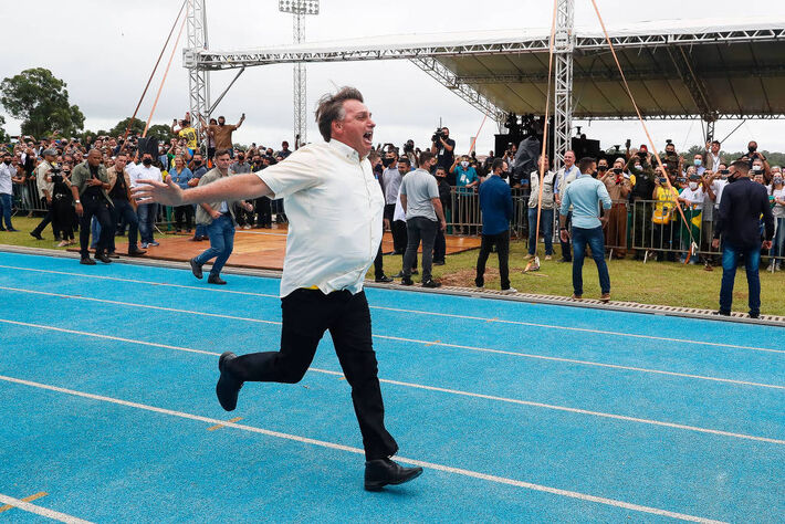 Presidente Jair Bolsonaro arrisca uma corrida em pista de atletismo recém-inaugurada em Cascavel (PR) - Isac Nóbrega/Presidência da República