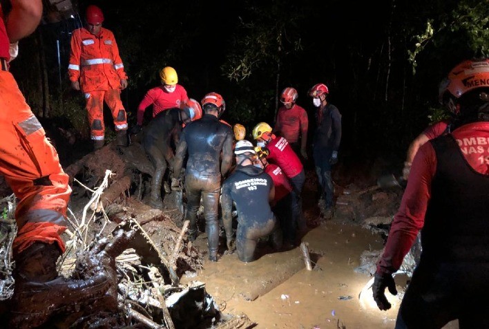 O Corpo de Bombeiros de Minas Gerais resgata último corpo soterrado em veículo. Foto: Corpo de Bombeiros de Minas Gerais