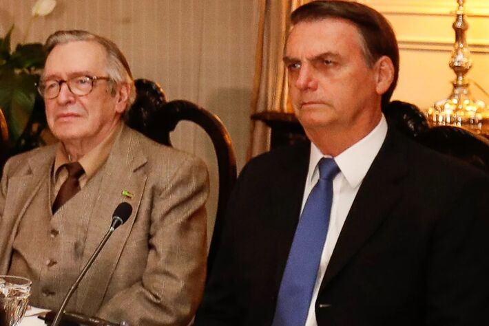 Esses são Olavo de Carvalho e Jair Bolsonaro, ambos negacionistas, antivacina e pró-cloroquina. Foto: Reprodução  