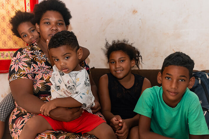 Camila e 3 dos 4 filhos: Tairone, de 8 anos (camiseta verde), Dhemlly, de 7 anos (atrás de Camila) e Emanuel, de 2 anos (no colo de Camila). A outra criança é amiga. A filha mais velha, Kauanny, de 13 anos, não quis sair na imagem. Foto: Tero Queiroz