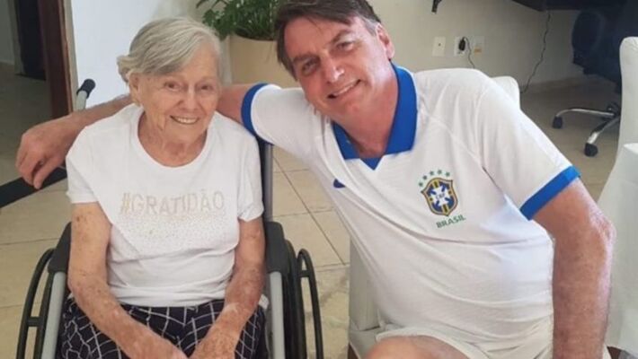Presidente Jair Bolsonaro e a mãe Olinda Bonturi Bolsonaro em abril de 2019; última visita do chefe do Executivo à mãe ocorreu em agosto de 2021.