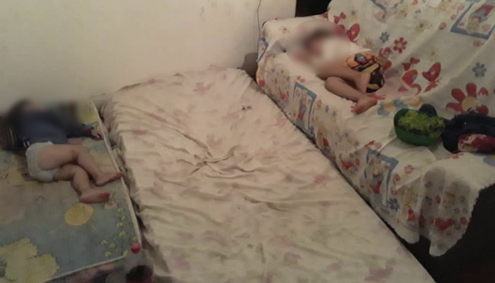 Dois filhos do casal dormem sobre os colchões e um sofá, na casa da família em Antônio João. Foto: Arquivo pessoal 