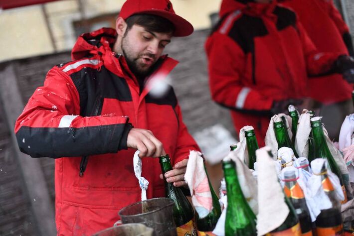 Funcionário fabrica coquetéis molotov com as garrafas da cervejaria - Daniel Leal/AFP