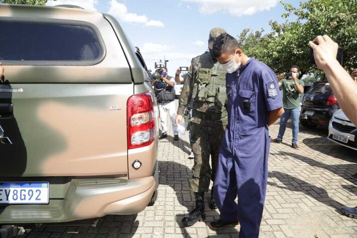 Tamerson Ribeiro Lima de Souza (de macacão azul) no momento da transferência para a Base Aérea de Campo Grande (Foto: Kísie Ainoã)  - CREDITO: CAMPO GRANDE NEWS