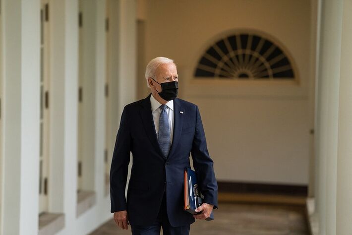 O presidente Joe Biden anda ao longo da Colunata do Oeste, Quarta-feira, 6 de Outubro de 2021, no seu caminho ao Escritório Oval. Foto de Casa Branca Oficial por Adão Schultz)