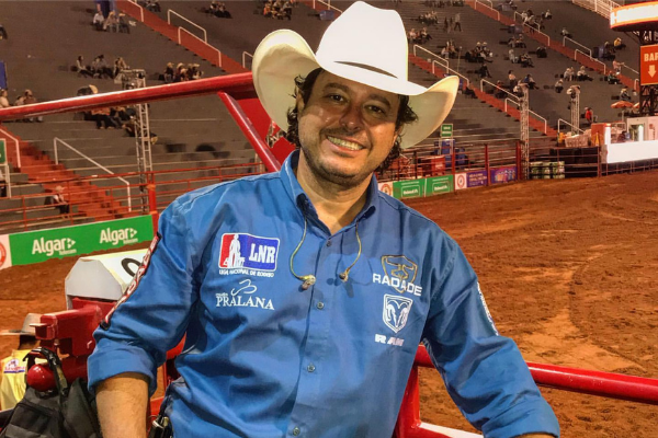 Esse era Alessandro Cunha, locutor de rodeios. Foto: Reprodução 