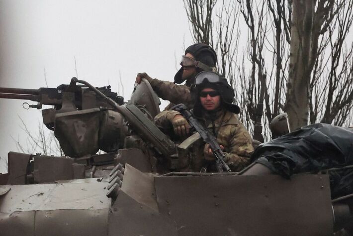 Tanques entram na cidade após o presidente russo, Vladimir Putin, autorizar operação militar no leste da Ucrânia, em Mariupol, em 24 de fevereiro de 2022. REUTERS/Carlos Barria