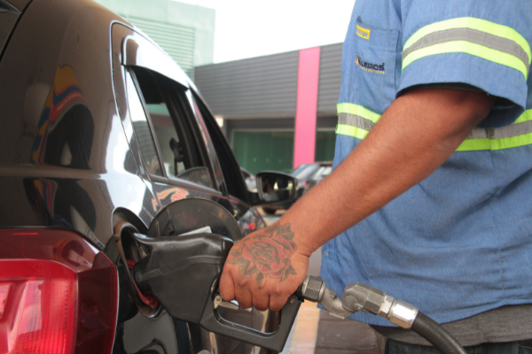 Num posto de combustível em Campo Grande, frentista abastece veículo. Foto: Tero Queiroz 