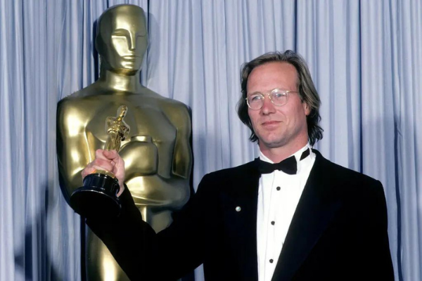 Hurt com seu Oscar em 1986. Ele foi indicado ao Oscar por três outros filmes, incluindo melhor ator coadjuvante por "A History of Violence" (2005).Crédito...ABC Photo Archives/Disney General Entertainment Content via Getty Images