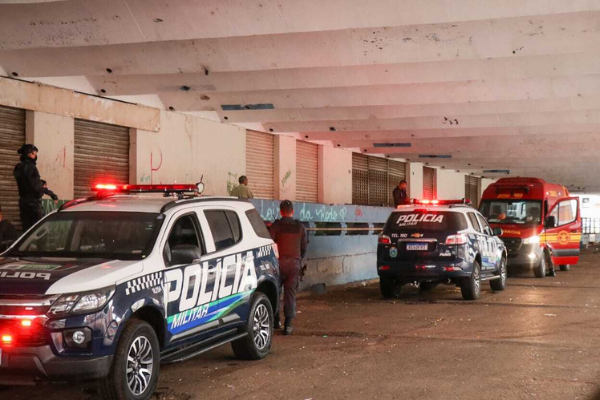 Bombeiros e Polícia Militar no local do crime. Foto: Henrique Kawaminami, a serviço do Campo Grande News 
