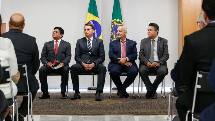 Bolsonaro recebe os pastores Gilmar Santos e Arilton Moura no Palácio do Planalto em evento no dia 18 de outubro de 2019 - Carolina Antunes/PR