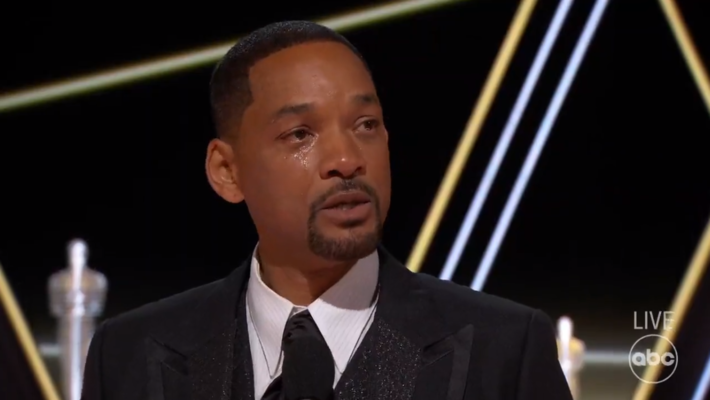 Will Smith se emocionou ao receber o prêmio de melhor ator, após dar um tapa no rosto de Chris Rock. Foto: Oscar 22 