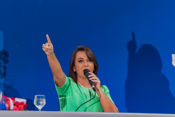 Adriane Lopes aponta para o futuro. Foto - Tero Queiroz