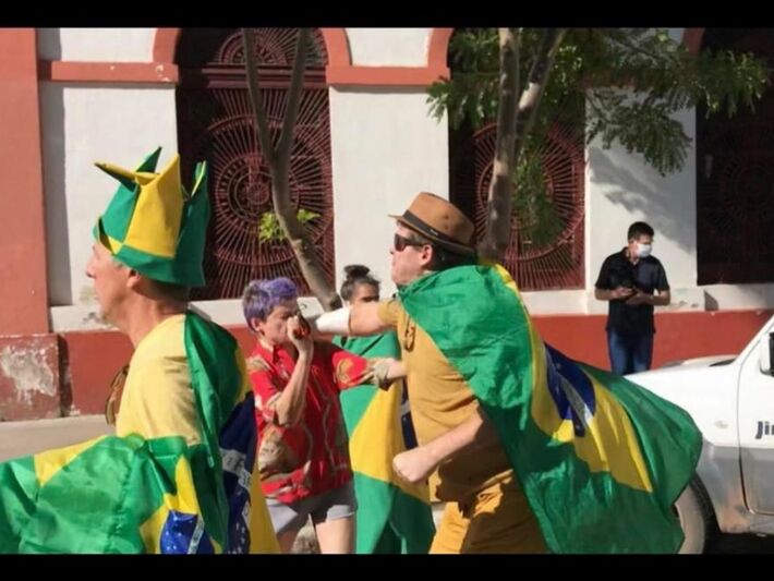 Manifestantes bolsonaristas agridem mulheres no Centro Histórico de Porto Alegre. Foto: Redes 