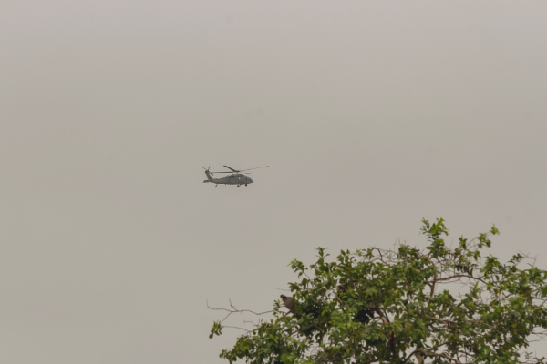 Helicóptero sobrevoa céu nublado em área militar de Campo Grande na manhã desta sexta-feira (1°.abr). Foto: Tero Queiroz