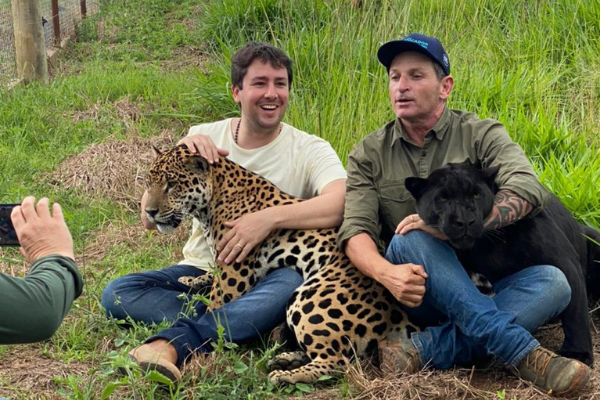 Deputado João Henrique e o biólogo Leandro Silveira no Instituto Onça Pintada (IOP), em Goiás. Foto: Divulgação