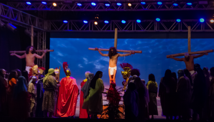 Momento da crucificação de Jesus na peça Paixão de Cristo, encenada em Campo Grande (MS). Foto: Aly Freitas | MS Notícias 