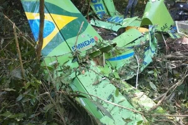 Avião caiu em meio a árvores numa fazenda a 100 quilômetros de Nova Bandeirantes. Foto: Reprodução 