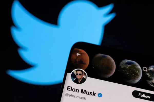 A conta do twitter de Elon Musk é vista ao lado do logotipo do Twitter  Foto: REUTERS/Dado Ruvic/Illustration