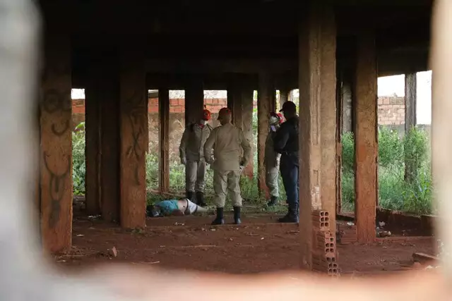 Homem já estava morto há pelo menos 5 dias, disse o Campo Grande News (Foto: Kisie Ainoã)  - CREDITO: CAMPO GRANDE NEWS