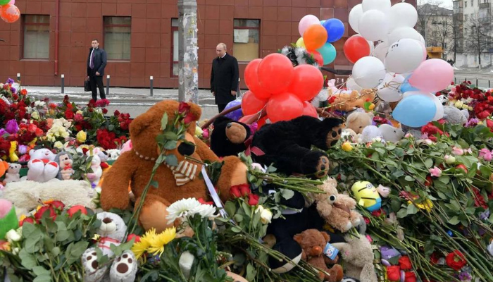 O presidente russo Vladimir Putin visita memorial em frente ao shopping onde mais de 60 morreram em um incêndio, a maioria crianças  Foto: Alexei Druzhinin/Kremlin/Reuters