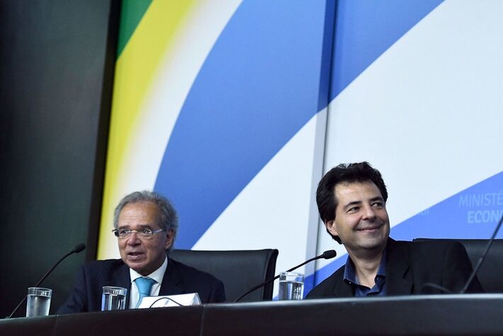 Ministro da Economia, Paulo Guedes (E) e seu então secretário Adolfo Sachsida, durante evento "Roda de Conversas", em comemoração aos 29 anos da Secretaria de Política Econômica (SPE), em 18/11/2021. FOTO: EDU ANDRADE/Ascom/