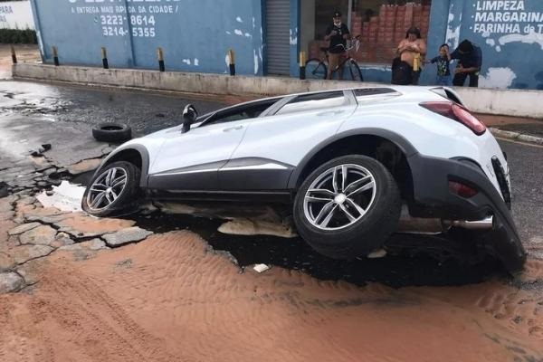 Carro afundou dentro de buraco aberto em avenida na Zona Norte de Natal  Foto: Geraldo Jerônimo/Inter TV Cabugi