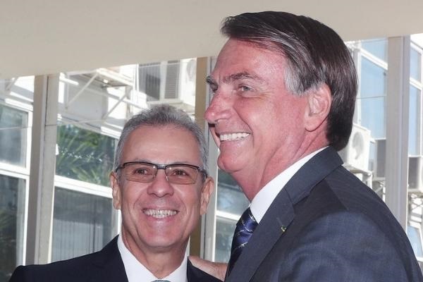 Bento Albuquerque, ministro de Minas e Energia e Jair Bolsonaro, presidente da República, participam de reunião no ministério de Minas e Energia. Bruno Spada / MME