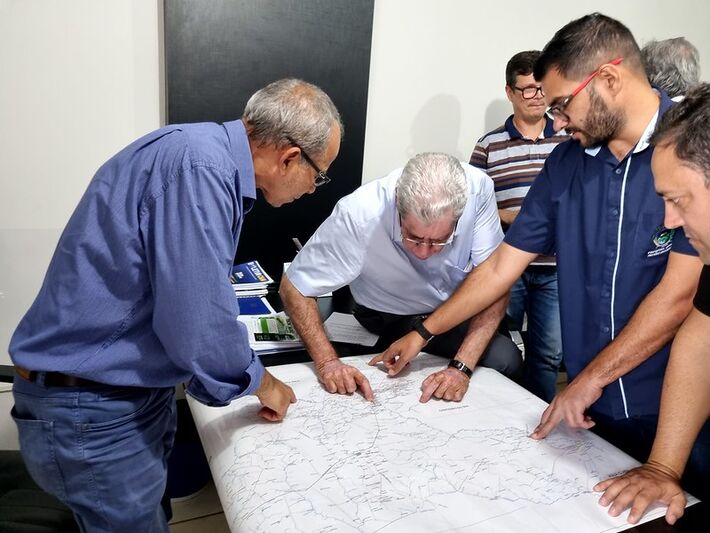 André Puccinelli analisa mapa do estado com sua equipe de campanha eleitoral. Foto: Redes