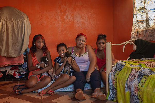 Joycar e suas filhas: Guillerlin Alexandra Gonzalez, Dayerlin Sofia Gonzalez, Joerlyn Camila Gonzalez. Foto: Tero Queiroz.