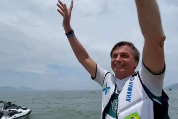 Bolsonaro anda de jet ski no Guarujá, onde passou o carnaval  Foto: Reprodução