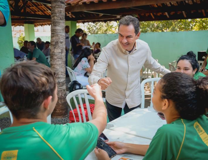 O pré-candidato do PSD ao Governo de Mato Grosso do Sul, Marquinhos Trad, conversa com alunos.