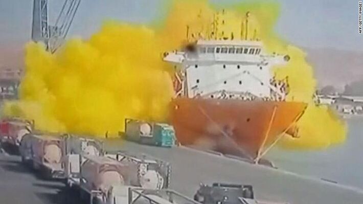 Imagens de CCTV mostram o momento de uma explosão de gás tóxico no porto de Aqaba, na Jordânia.