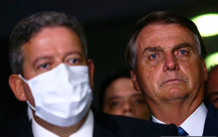 Esses são Arthur Lira e Jair Bolsonaro (em foco). Foto: Marcelo Camargo/ Agência Brasil