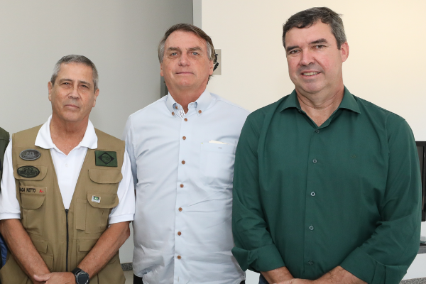 Da esquerda para a direita: o general Walter Braga Netto, Jair Bolsonaro e Eduardo Riedel. Foto: Foto: Clauber Cleber Caetano/PR